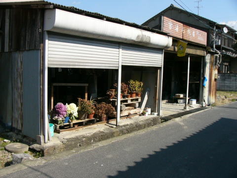 トロッコの置いてある石材屋さん